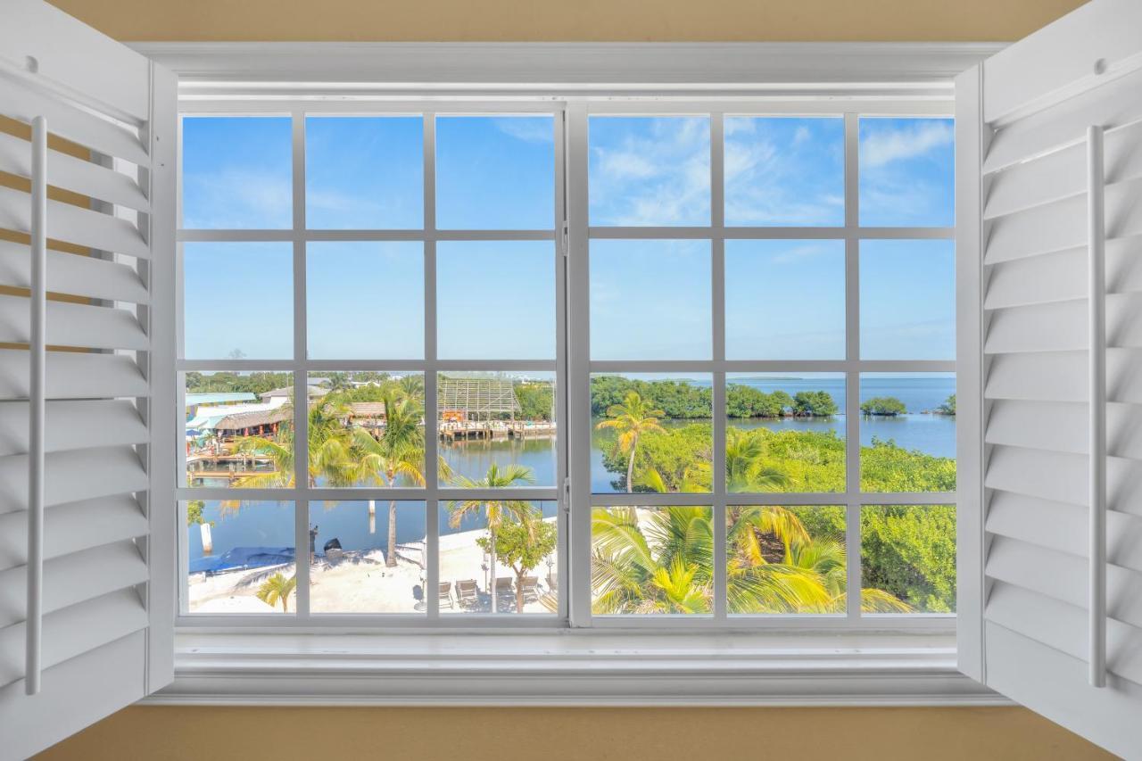 Deluxe King Room with Ocean View - Non-Smoking